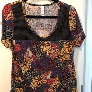 Medium Lularoe Classic T